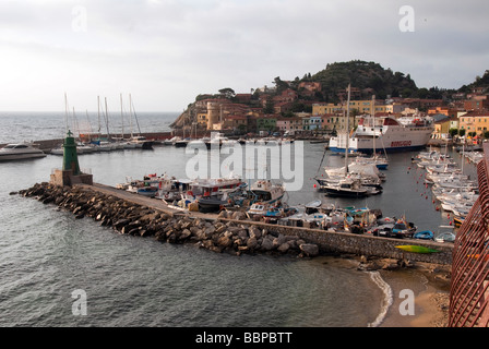 Giglio Porto la luce di entrata per l'Isola del Giglio o Isola del Giglio fuori della costa toscana Foto Stock