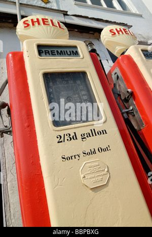 Il vecchio distributore di benzina Shell (gas) pompa recanti la dicitura premium 2/3d gallone 'siamo spiacenti venduto fuori!' Foto Stock