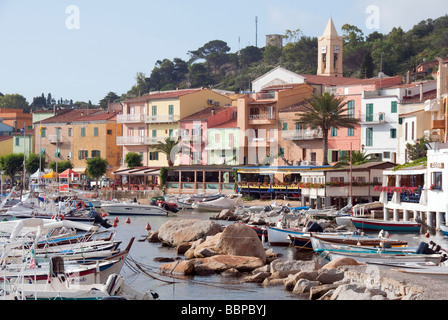 Giglio Porto la luce di entrata per l'Isola del Giglio o Isola del Giglio fuori della costa toscana Foto Stock