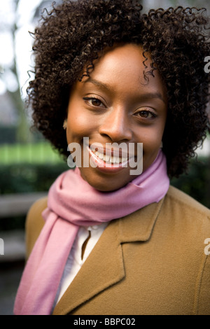 Autore nigeriana Chimamanda Ngozi Adichie fotografato in Grosvenor Square nel centro di Londra. Foto Stock