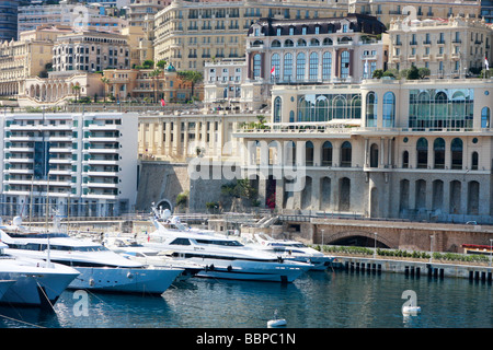 Monte Carlo lungomare con yacht di lusso Foto Stock