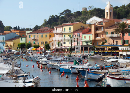 Giglio Porto la luce di entrata per l'Isola del Giglio o Isola del Giglio fuori della costa toscana Foto Stock