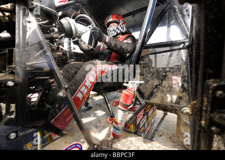 Monster Truck driver, Larry nuotare, unità Snakebite, indossando il dispositivo Hans. Foto Stock