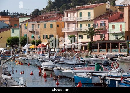 Giglio Porto la luce di entrata per l'Isola del Giglio o Isola del Giglio fuori della costa toscana Foto Stock