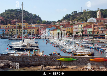 Giglio Porto la luce di entrata per l'Isola del Giglio o Isola del Giglio fuori della costa toscana Foto Stock