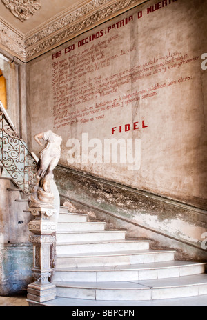 Scala nel vecchio edificio - ingresso di La Guarida ristorante, Havana, Cuba, Caraibi Foto Stock