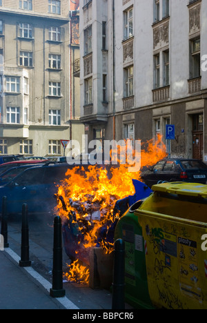 Il contenitore di riciclaggio a bruciare in Holesovice quartiere di Praga Repubblica Ceca Europa Foto Stock