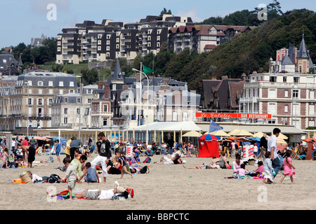 La spiaggia e le ville, Trouville-sur-Mer, Calvados (14), in Normandia, Francia Foto Stock