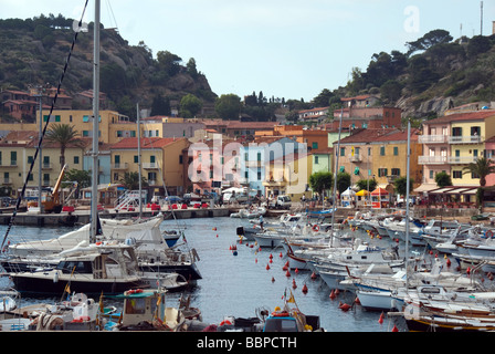 Giglio Porto la luce di entrata per l'Isola del Giglio o Isola del Giglio fuori della costa toscana Foto Stock