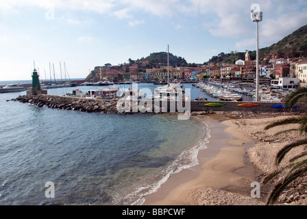 Giglio Porto la luce di entrata per l'Isola del Giglio o Isola del Giglio fuori della costa toscana Foto Stock