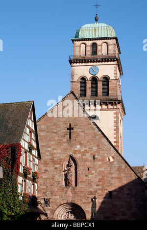 La chiesa della Santa Croce, Kaysersberg, Alsazia strada del vino, Haut-RHIN (68), l'Alsazia, Francia Foto Stock