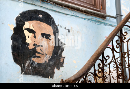 Che Guevara murale nel vecchio edificio - ingresso di La Guarida ristorante, Havana, Cuba, Caraibi Foto Stock