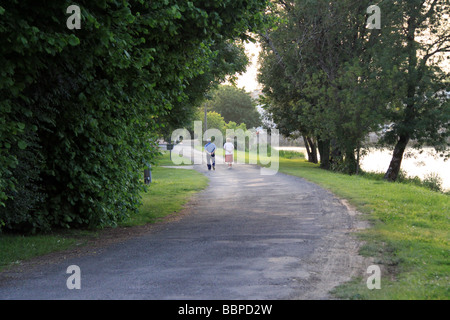 Pensionati anziani matura fate una passeggiata lungo le sponde del fiume al crepuscolo in Charente area della Francia. Foto Stock