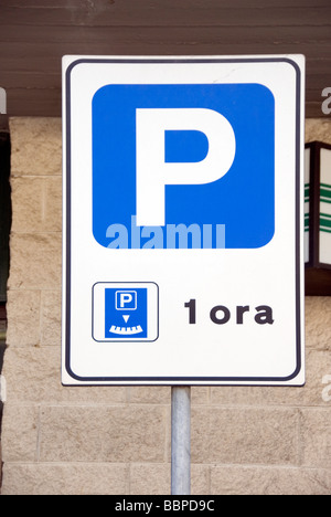 Simbolo di parcheggio per un'ora in Italia, dove dovete comporre il tempo di arrivo sul tuo orologio sul windsheild dell'auto. Foto Stock