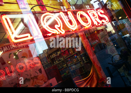 Negozio di liquori insegna al neon, New York Foto Stock