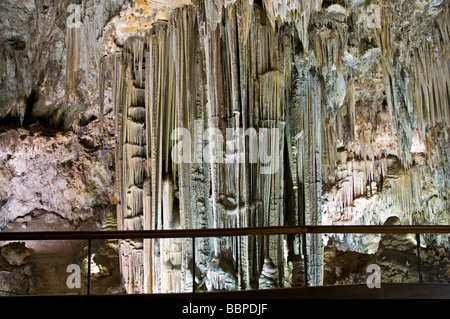 Il suggestivo scenario in una delle gallerie subterranian delle Grotte di Nerja Foto Stock