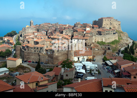 Giglio Castello il piccolo villaggio sull'Isola del Giglio o Isola del Giglio fuori della costa toscana Foto Stock