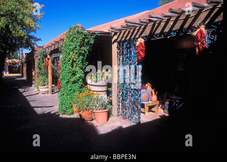 Peperoncino ristras e vasi di fiori che adornano il vicolo di negozi nella Città Vecchia di Albuquerque, Nuovo Messico Foto Stock