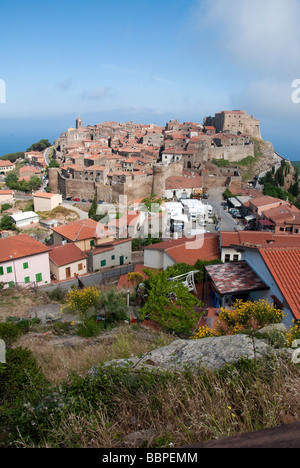 La nebbia si solleva dal Giglio Castello il piccolo villaggio sull'Isola del Giglio o Isola del Giglio fuori della costa toscana Foto Stock