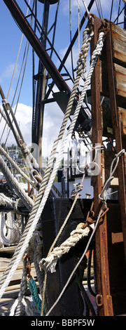 Barca manovre blocco affronta e linee di corda Newport Oregon Coast Foto Stock