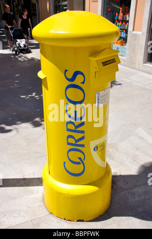 Giallo casella postale, Plaça de la Reina, Palma de Mallorca, Maiorca, isole Baleari, Spagna Foto Stock