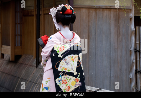 Un apprendista geisha o maiko, camminando lungo una stradina in Kyoto Shimbashi quartiere di Gion. Foto Stock