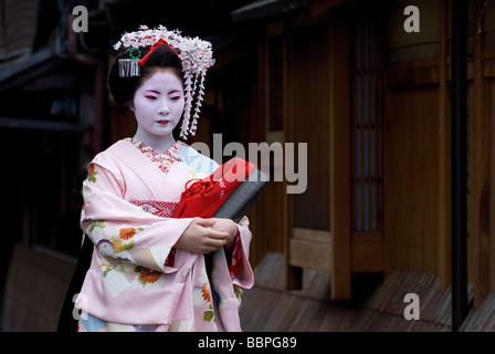 Un apprendista geisha o maiko, camminando lungo una stradina in Kyoto Shimbashi quartiere di Gion. Foto Stock