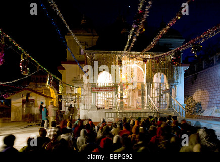 Pellegrini in preghiera davanti al tempio di Gangotri. Uttarakhand. India Foto Stock