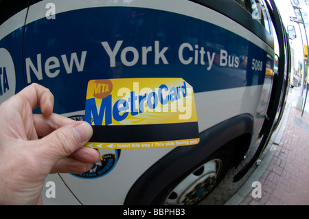 A New York City MTA metrocard nella parte anteriore di una New York City bus sul Sabato 23 Maggio 2009 Frances M Roberts Foto Stock