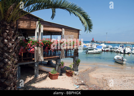 Ristorante sull'acqua sull'Isola del Giglio o Isola del Giglio fuori della costa toscana Foto Stock