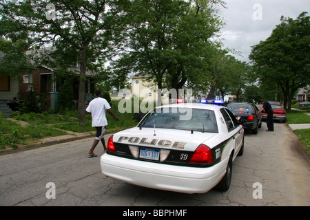 Grosse Pointe Park polizia attraversano il confine in Detroit Michigan STATI UNITI Foto Stock