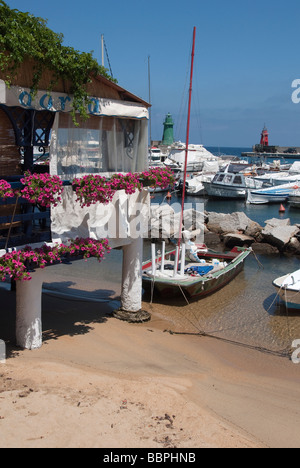 Ristorante sull'acqua sull'Isola del Giglio o Isola del Giglio fuori della costa toscana Foto Stock