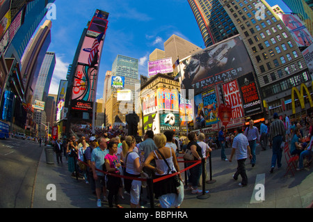 Theatergoers on line al TKTS ticket booth in Times Square a New York Foto Stock