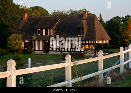 La Normandia casa nella luce della sera, LA NEUVE-CETRA, Eure (27), in Normandia, Francia Foto Stock