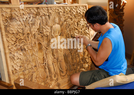 Intagliatore di legno al lavoro di Chiang Mai nel nord della Thailandia Foto Stock