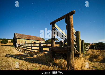 Il vecchio fienile corral e rampa di carico su california ranch di notte Santa Ynez Valley, California Foto Stock