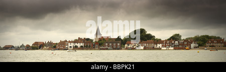 Villaggio di Bosham, West Sussex, in Inghilterra, da tutta porto di Chichester Foto Stock