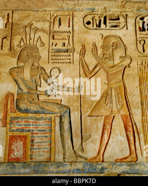 Medinet Habu tempio mortuario di Ramesse Ramses III sulla riva occidentale di Luxor in Egitto Foto Stock