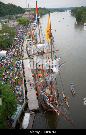 Henry Hudson replica della nave la Mezza Luna docking in Kingston New York durante la celebrazione quadricentennial 2009 Foto Stock