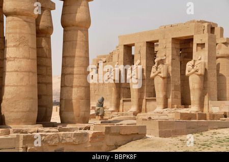 Alto Egitto Luxor W Banca la Valle dei Re Il Ramesseum temple view delle enormi colonne scolpite Foto Stock