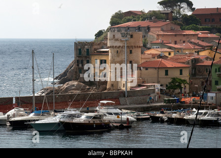 La torre del Saraceno a Giglio Porto Isola del Giglio o Isola del Giglio fuori della costa toscana Foto Stock