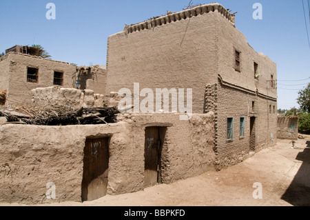 Egitto Agriturismo agricoltore agricoltura campo vecchio villaggio sul fiume Nilo vicino a Asyut Foto Stock