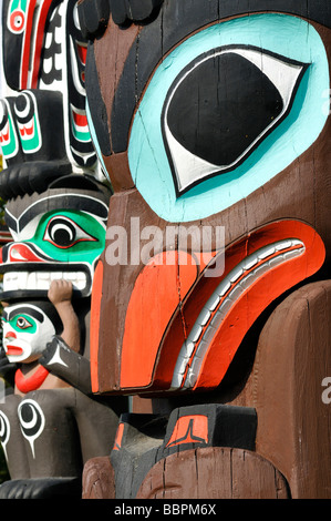 Volto scolpito su uno dei totem in Stanley Park, Vancouver, British Columbia, Canada, America del Nord Foto Stock