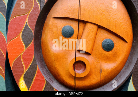 Volto scolpito su uno dei totem in Stanley Park, Vancouver, British Columbia, Canada, America del Nord Foto Stock