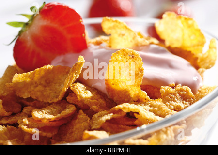 Cornflakes con fragole e yogurt Foto Stock