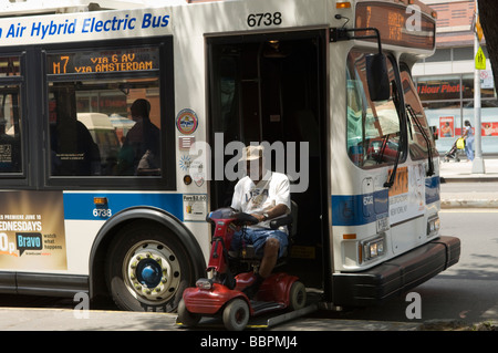 Un uomo su uno scooter utilizza un ascensore per salire a bordo di un autobus MTA in Harlem in New York sabato 30 maggio 2009 Frances M Roberts Foto Stock