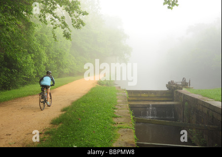 C O Canal National Historic Park Maryland Montgomery County USA in bicicletta sul percorso di traino a serratura 7 Foto Stock