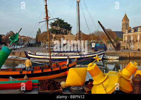 Barca cimitero ALL'ENTRATA DEL PORTO DI NOIRMOUTIER, ILE DE NOIRMOUTIER, VENDEE (85), Francia Foto Stock