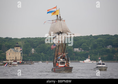 Henry Hudson replica della nave la Mezza Luna vele fino Rondout Creek Kingston New York durante la celebrazione quadricentennial 2009 Foto Stock