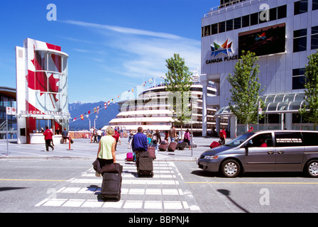 I turisti che giungono a " Canada Place' Trade & Convention Center e il terminal per navi da crociera Vancouver British Columbia Canada Foto Stock